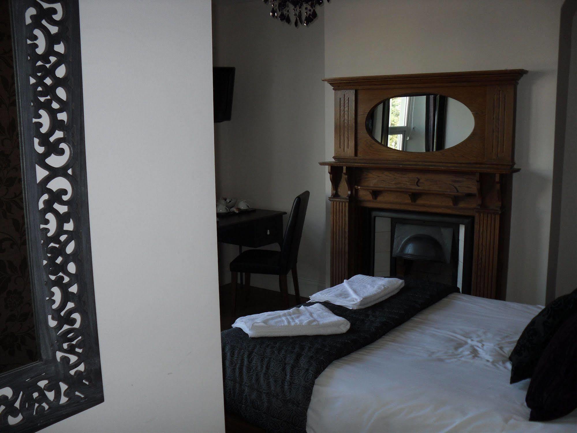 Number One Hundred Bed And Breakfast Cardiff Extérieur photo